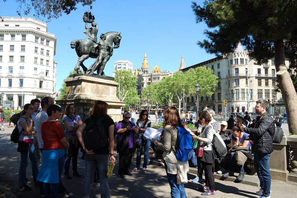 Fotografía tomada en una ruta organizada por los cazadores de Hermes. En ella aparecen algunos de sus integrantes dirigiéndose a un numeroso grupo de asistentes, justo debajo de la escultura Barcelona de Frederic Marés en Plaça de Catalunya.