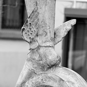 Detalle de la talaria (o sandalia con alas) del dios Hermes en una estatua frente a la estación de tren de Mataró