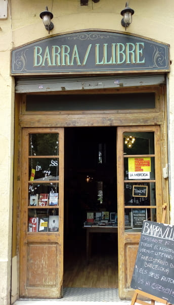 Entrada de la librería Barra / Llibre en el barrio de Sants
